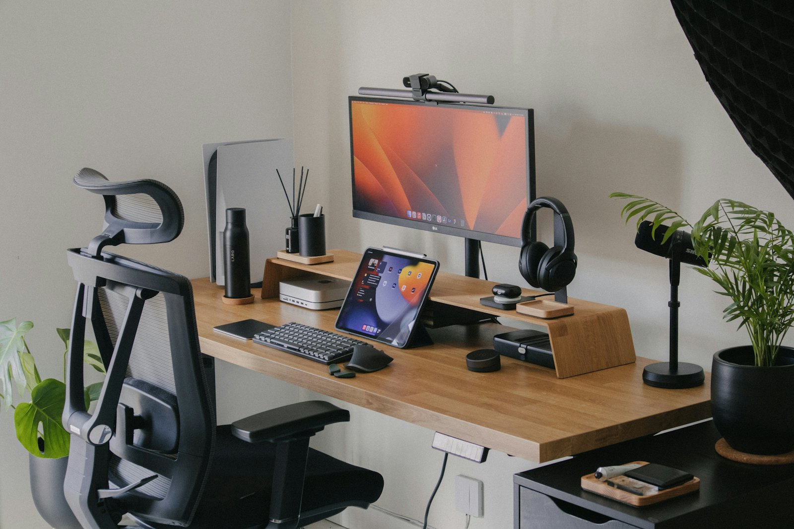 The Home Office Monitor Setup Guide: Height, Distance and Glare